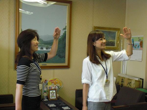 郡上おどりのポーズをする篠山市女性職員2名の写真